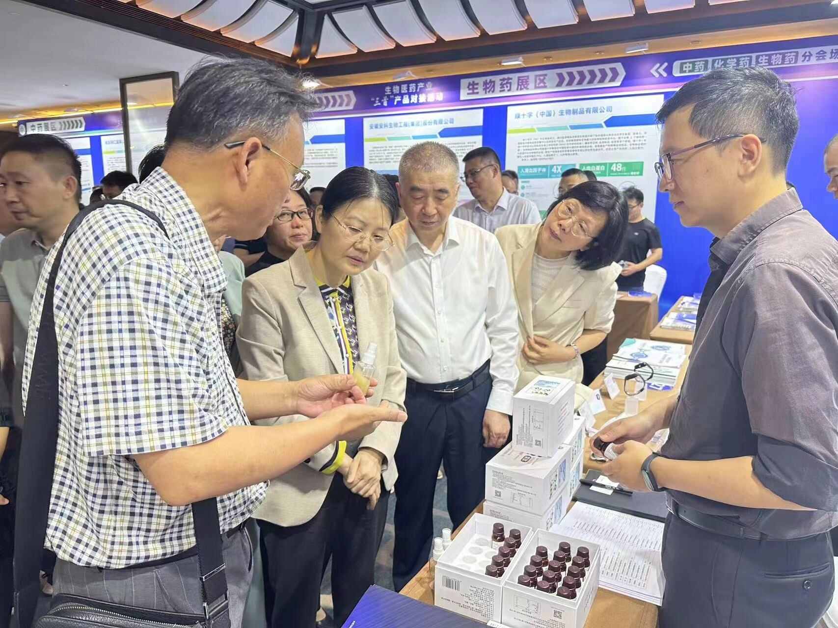 海昭生物受邀參加安徽省生物醫(yī)藥“三首”產(chǎn)品對接活動，安徽省副省長任清華蒞臨海昭展區(qū)考察